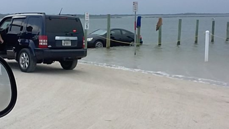 Illustration for article titled Tide Drowns 'Hundreds' Of Vehicles On Florida Beach 'With No Warning'